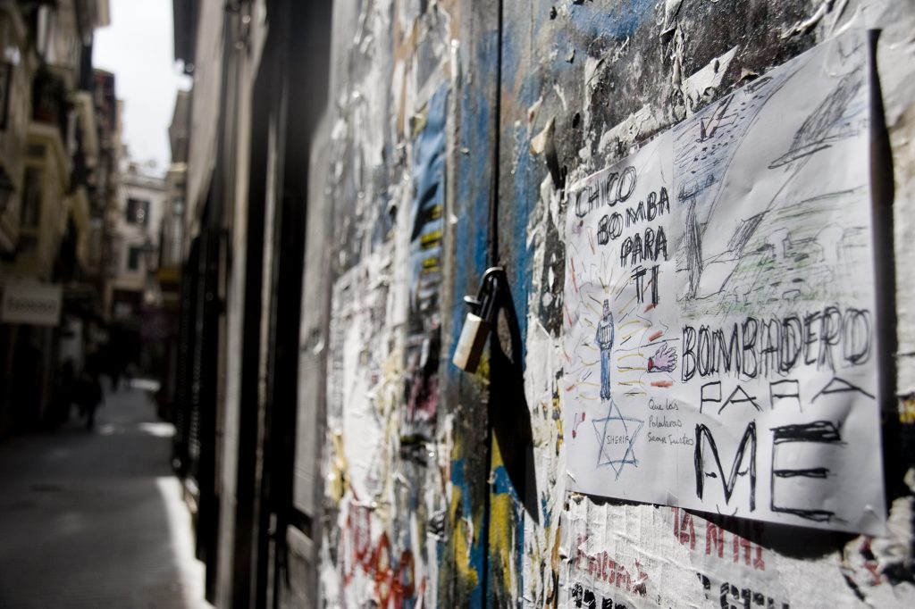 Pegada de carteles "Chico Bomba". Colectivo Democracia.