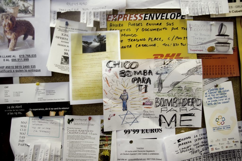 Pegada de carteles "Chico Bomba". Colectivo Democracia.