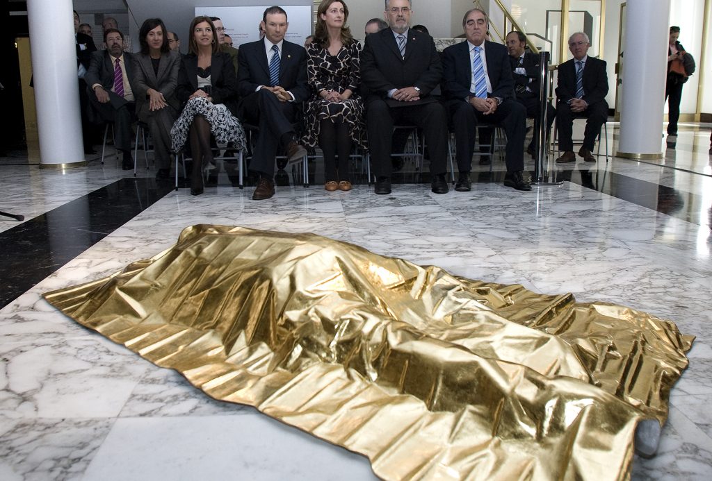 Víctima (2008). Escultura realizada en oro. Instalada en el Parlamento Vasco.